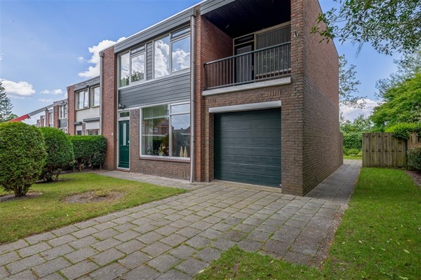 Te koop: Ruime Hoekwoning met 5 Slaapkamers, garage, ruime oprit en aan de achterzijde zicht op water!